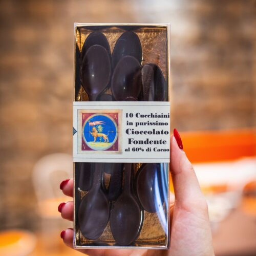 scatola di cucchiaini di cioccolata fondente