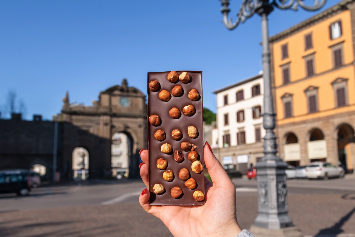 lanticalatteria_fondente-con-nocciole-02 Tipo oro 140g con nocciole scartata
