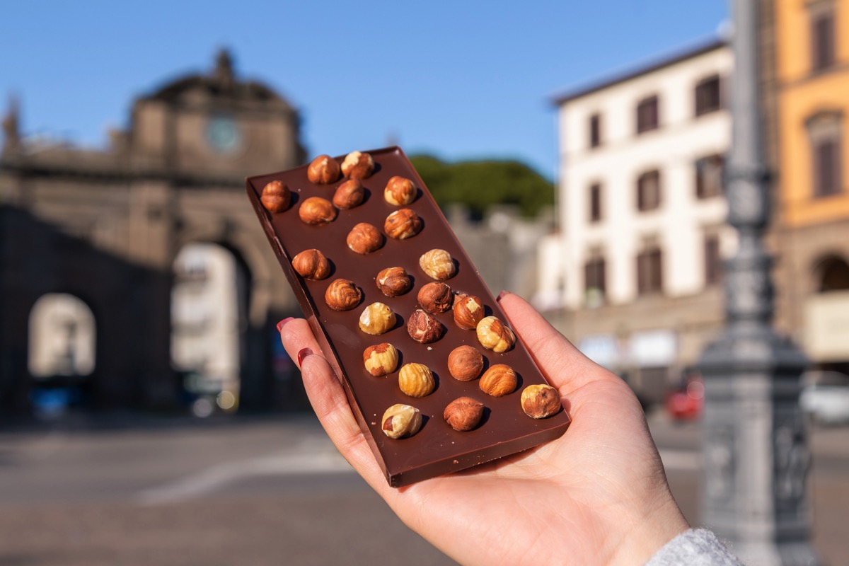 lanticalatteria_fondente-con-nocciole-03 Tipo oro 140g con nocciole scartata
