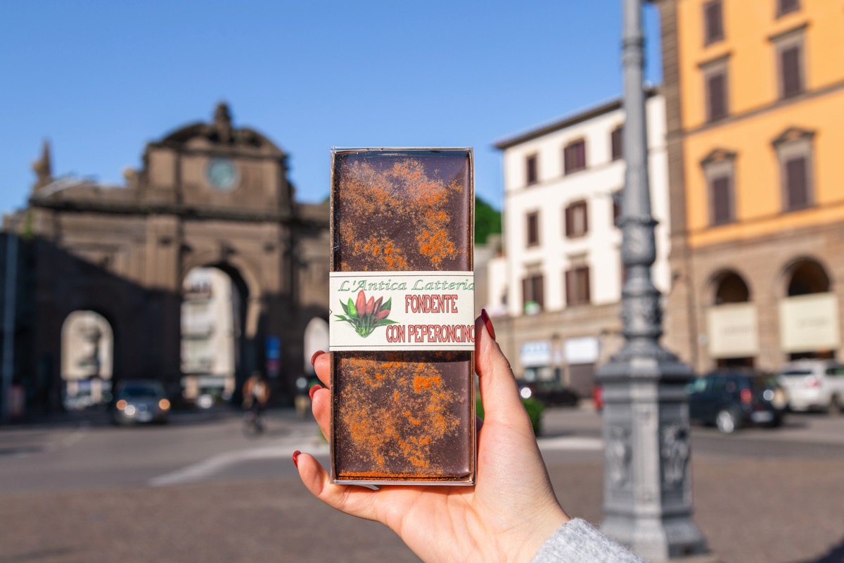 lanticalatteria_fondente-con-peperoncino-01 Cioccolato Viterbo Antica Latteria Tipo oro 140g con peperoncino incartata